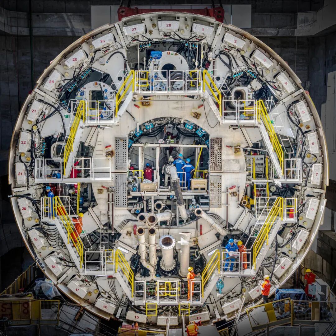 《安装盾构机》--黄蕾 摄