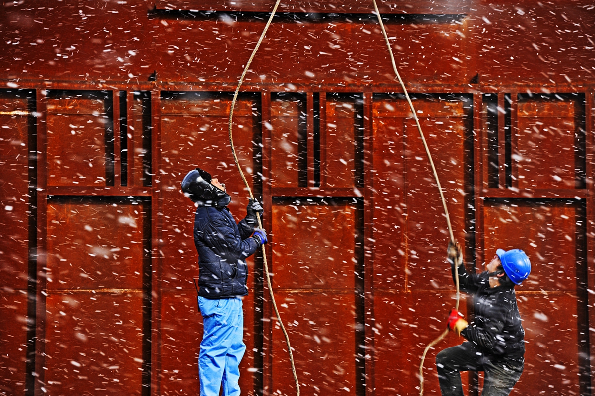 《风雪工地》 李强摄