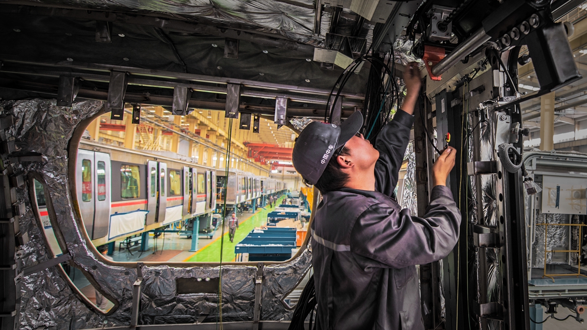 《机车厂的新生代》（辽宁）魏铁建摄