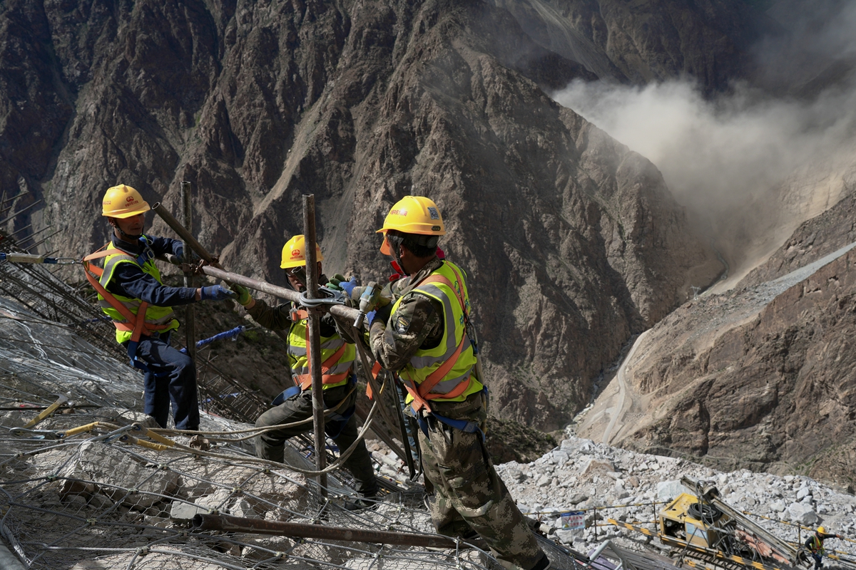 《基 石》（武汉）马永红摄