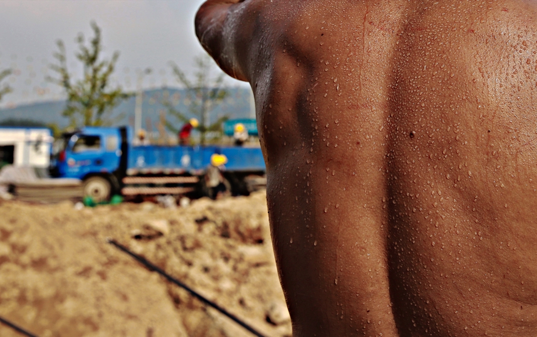 《脊梁》黎方益摄