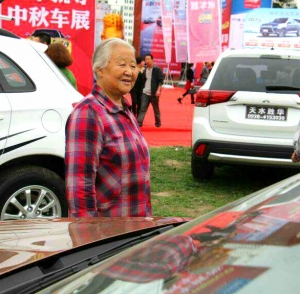 奶奶逛车虎
