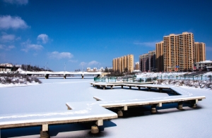 滨河初雪