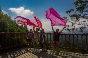 彩纱当空舞