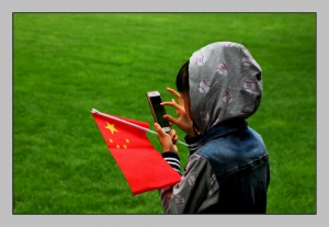 拿国旗的小女孩