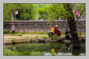 树下红衣人