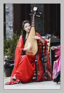 犹抱琵琶半遮面