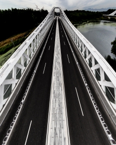 一桥飞架