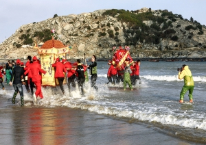 南曰岛抬神冲海祈福