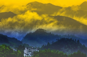 雾起夕阳下