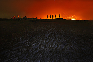 活火山前的摄影人