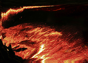 《喷发中的活火山》